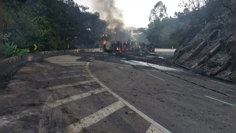 Motorista morre após caminhão pegar fogo na Serra de Petrópolis, no RJ