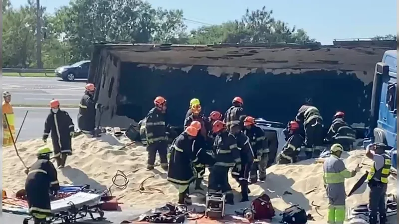 Carreta com 28 toneladas de açúcar tomba na Anhanguera, em Campinas