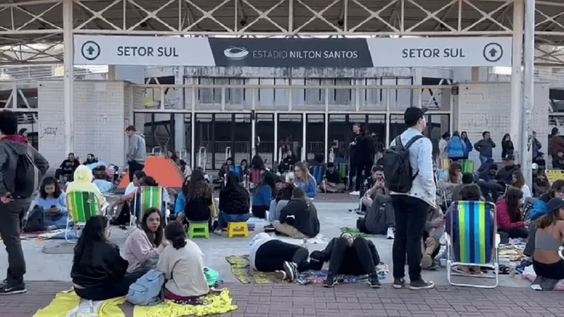 Fãs de Taylor Swift fazem fila na espera para comprar ingressos no Nilton Santos