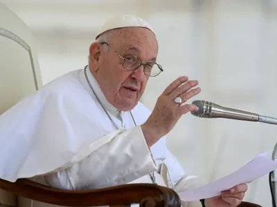 Papa Francisco retorna ao Vaticano após realizar exames em hospital de Roma