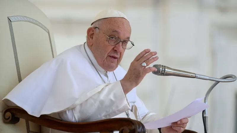 Papa Francisco para jovem trans: 'Deus nos ama como somos, não desista'