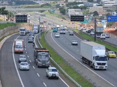 Grupo fortemente armado efetua roubo de carga na rodovia Dom Pedro I