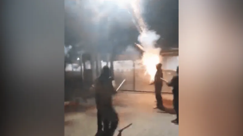 Torcedores do Corinthians atiram rojões em CT durante protesto