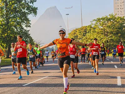 Corredores se lançam na pista no primeiro dia de provas da Maratona do Rio