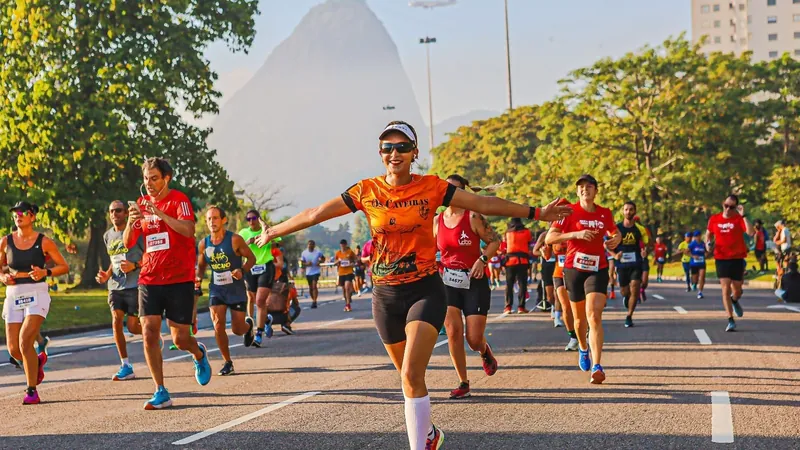 Corredores se lançam na pista no primeiro dia de provas da Maratona do Rio