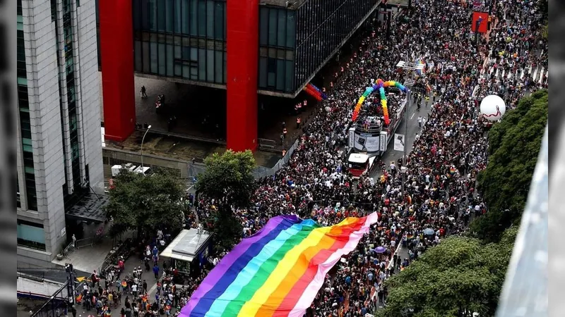 27ª Parada do Orgulho LGBTQIA+ reúne milhares de pessoas em SP