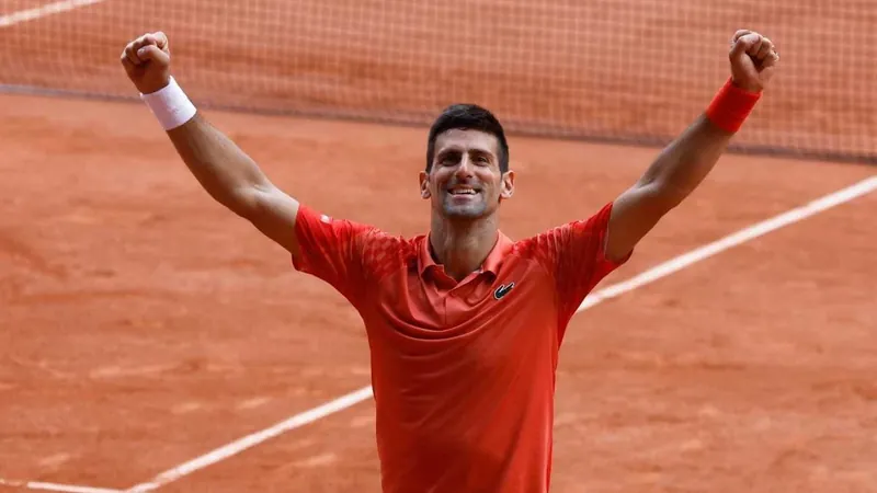 Djokovic festeja vitória sobre Ruud e título em Roland Garros