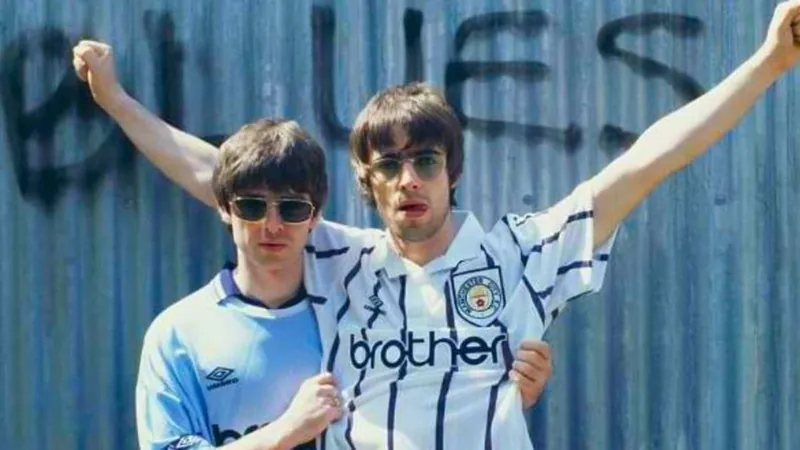 Jogadores cantam e fãs cobram volta do Oasis após título do Manchester City