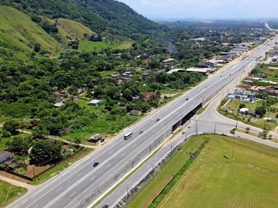 Motorista de aplicativo relata que criminosos lançaram pedras contra o carro dele na BR-101