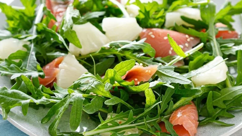 Salada de rúcula com abacaxi é muito refrescante: veja receita da Carole Crema