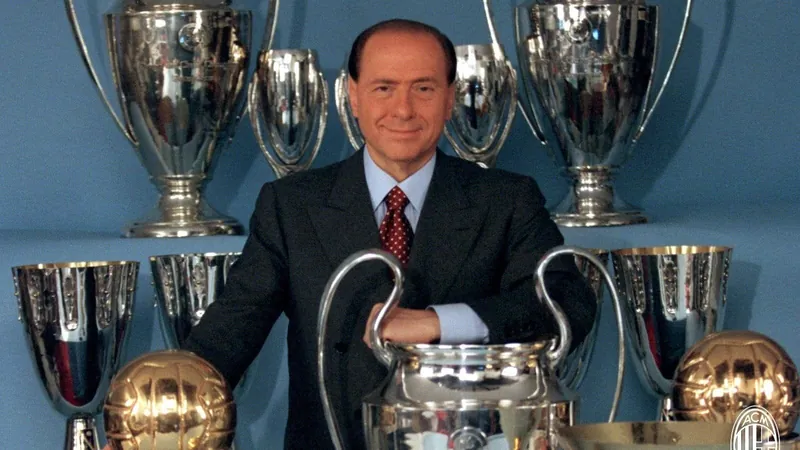 Milan homenageia Berlusconi nas redes sociais: “Obrigado Presidente"