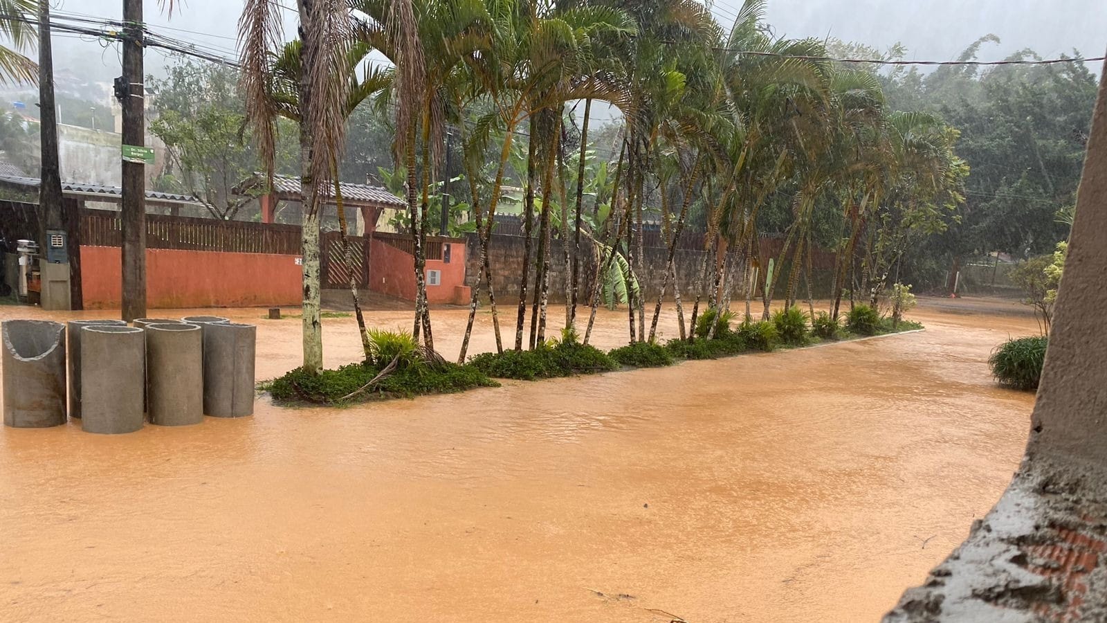 Fortes Chuvas Causam Alagamentos E Deslizamentos No Litoral Norte De SP ...