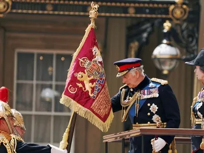 Rei Charles III apresenta novo 'Estandarte do Soberano' no Palácio de Buckingham