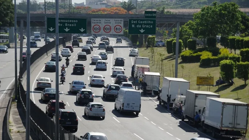 Motorista denuncia más condições de placa de sinalização na Linha Amarela