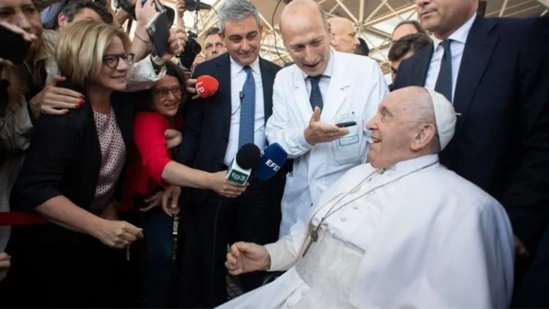 Papa Francisco recebe alta de hospital em Roma e brinca: 'Ainda estou vivo'