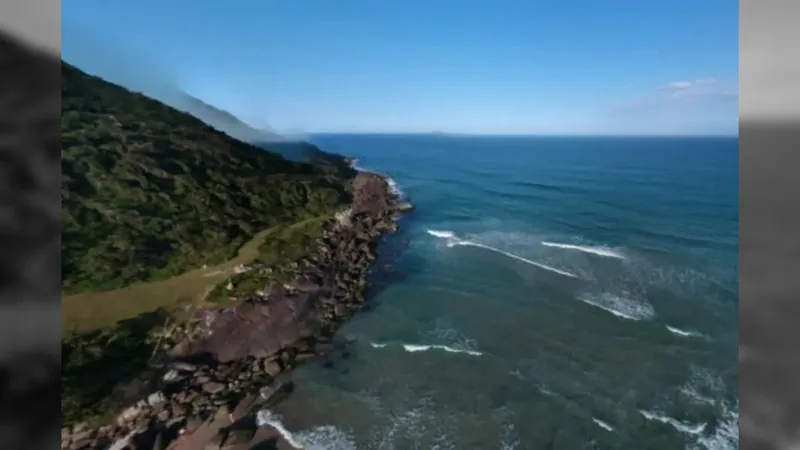 Barco pesqueiro com 8 tripulantes naufraga no litoral de Santa Catarina