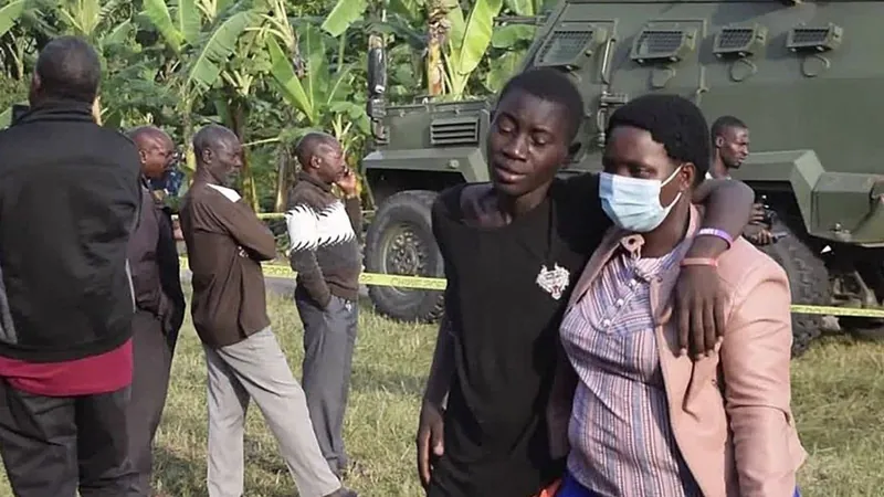 Terroristas ligados ao Estado Islâmico matam 41 pessoas em escola na Uganda