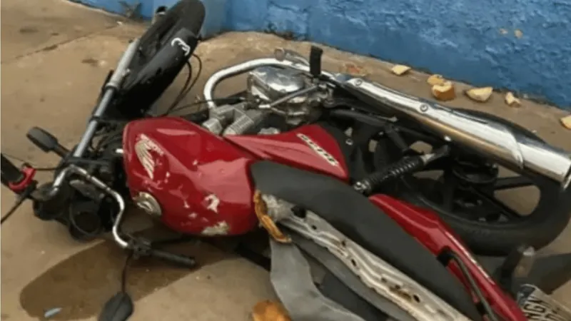 Jovens descobrem que namoram o mesmo rapaz e quebram a moto dele