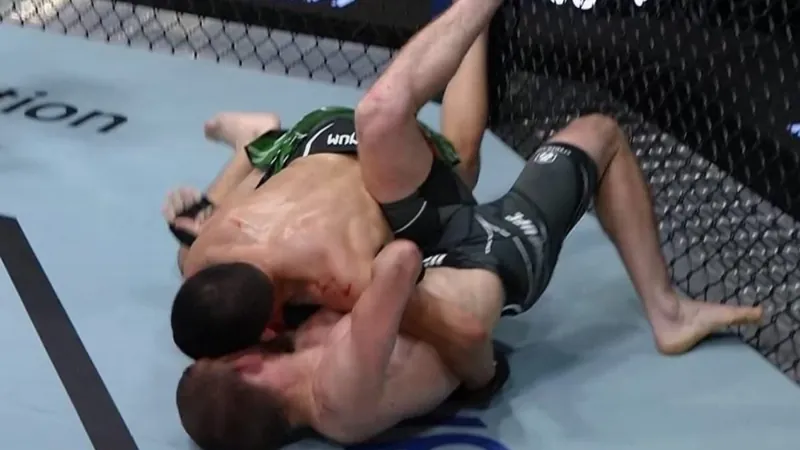 Imagens fortes: nocaute brutal teve que ser decidido no VAR do UFC