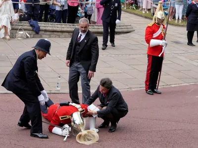 Guarda da Família Real desmaia durante desfile na Inglaterra; veja fotos