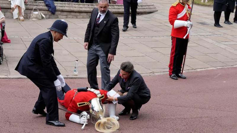 Guarda da Família Real desmaia durante desfile na Inglaterra; veja fotos