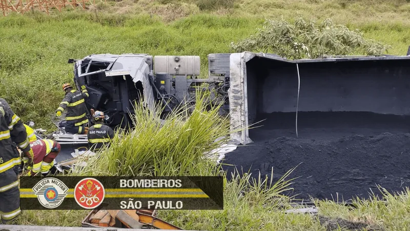 Caminhão tomba e causa 2 km de lentidão na Dutra em Jacareí