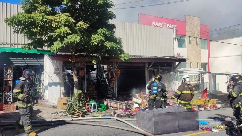 Incêndio atinge prédio comercial em SP