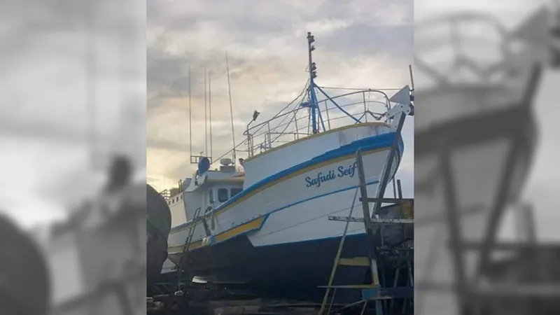 Marinha ainda procura por dois tripulantes de barco que naufragou em SC