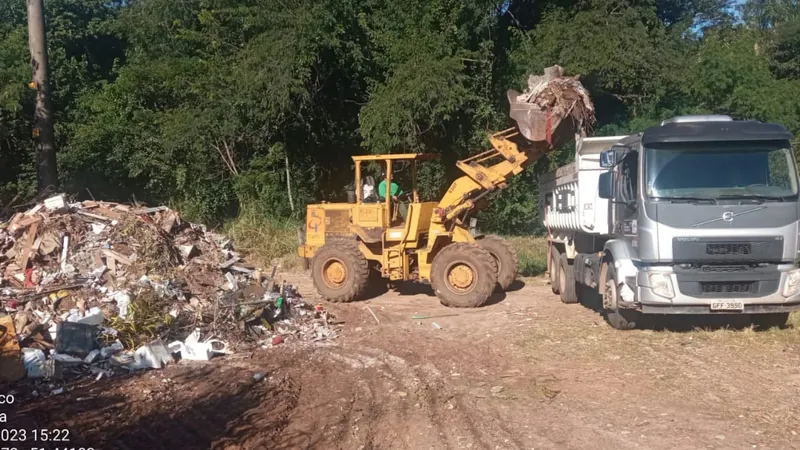 São feitos serviços de varrição com suporte de folhas e cata-treco