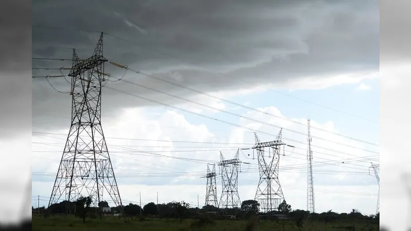 Moradores da praça Pinto Peixoto relatam problemas com fornecimento de energia