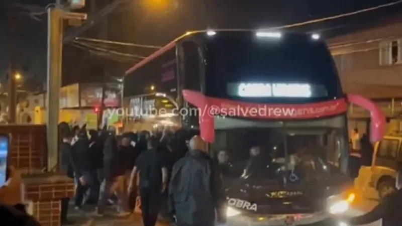 Jogadores do Corinthians são recebidos com protesto em Santos e voltam para SP