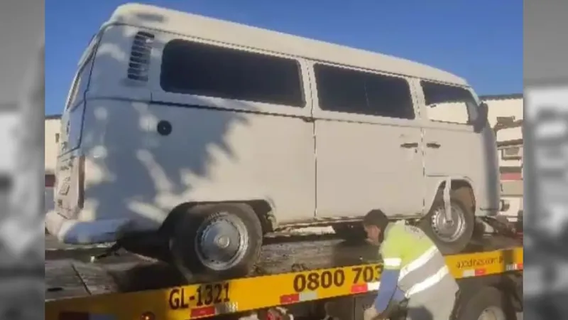 Criminosos fazem barricada em rodovia de Campinas e roubam Kombi