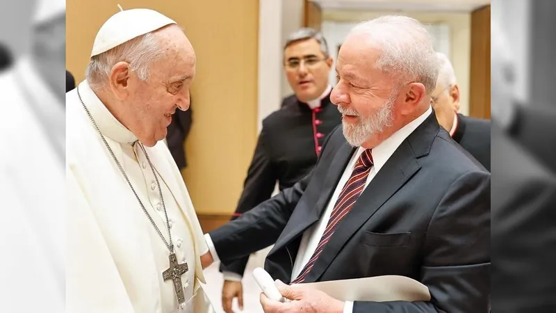 Lula encontra Papa Francisco, discute guerra e o convida para visitar o Brasil