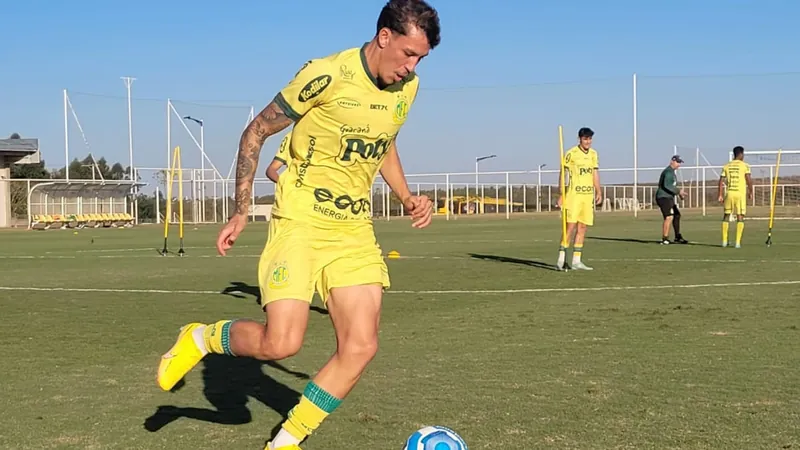 O time treinou no Estádio Municipal de olho no jogo