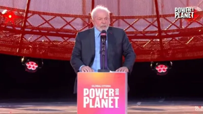 Lula discursa em show e tem encontros com presidentes em Paris