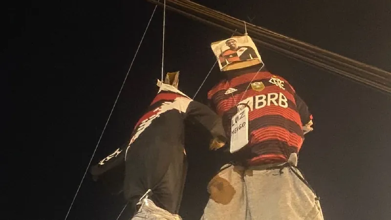 Em protesto, torcida do Vasco simula enforcamento de CEO da SAF