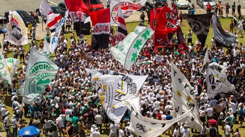 Justiça de São Paulo volta a proibir bandeiras com mastros nos estádios