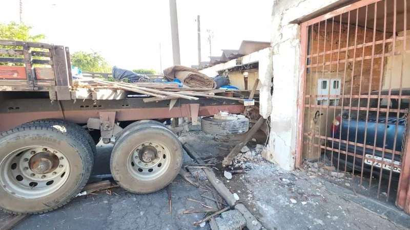 Caminhão perde freio em descida e atinge duas casas em Limeira