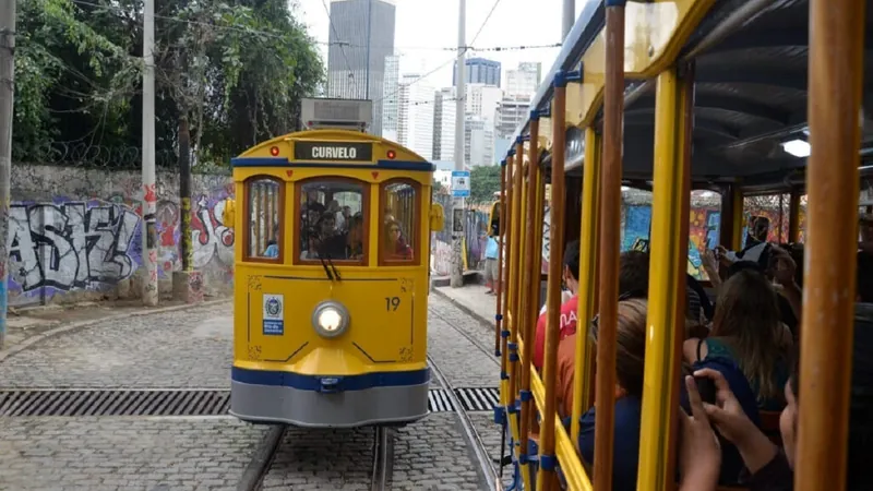 Moradores protestam contra falta de investimentos nos bondes de Santa Tereza