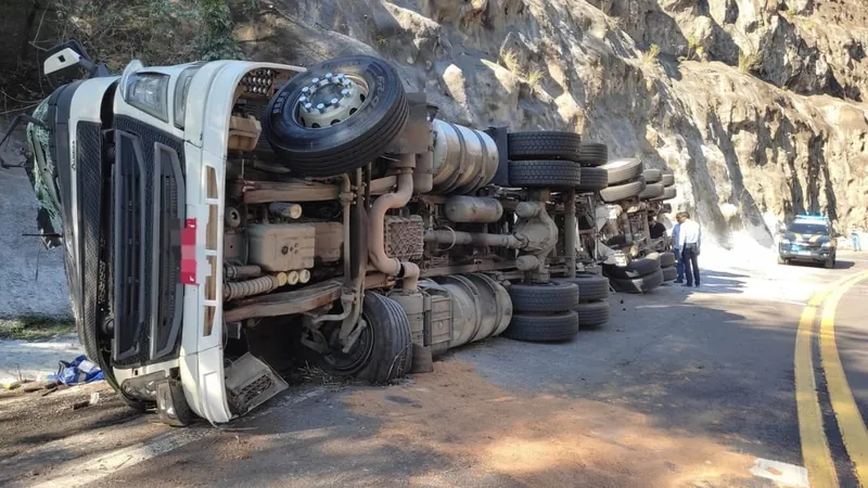 O veículo bateu em um paredão antes de tombar