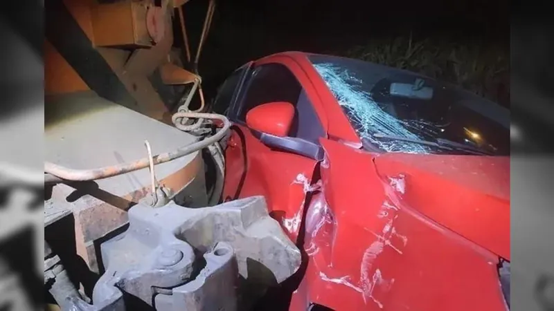 Trem arrasta carro em ferrovia do bairro Santa Inês, em Betim