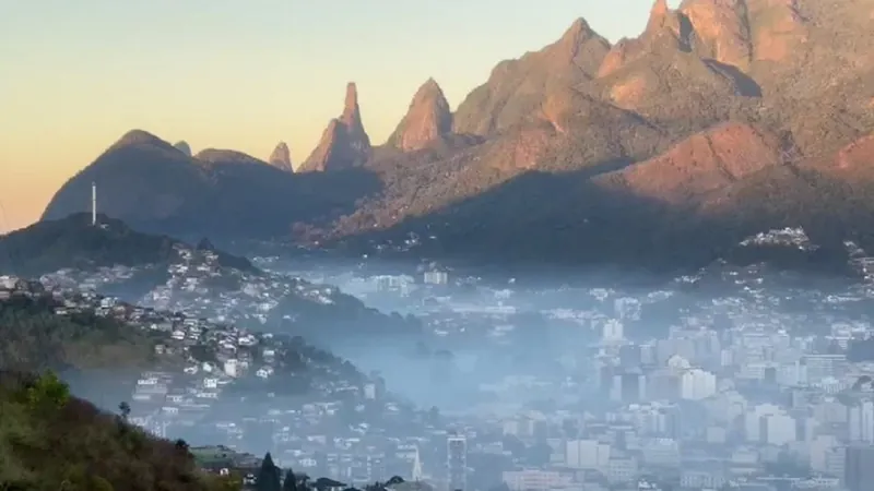 Incêndio em Teresópolis: bombeiros atuam e cortina de fumaça cobre cidade