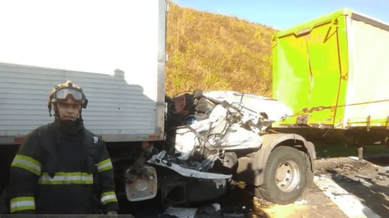 Homem morre após colisão entre caminhões na Carvalho Pinto em Santa Branca