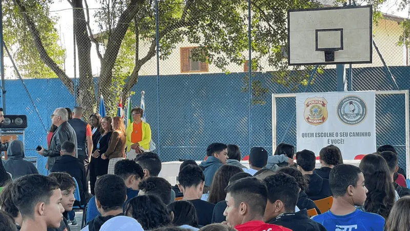 PF realiza ação de prevenção às drogas em escola de São José dos Campos