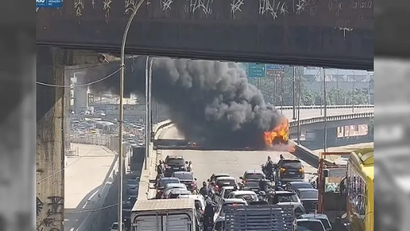 Dois homens saquearam ônibus que pegou fogo no Viaduto do Gasômetro