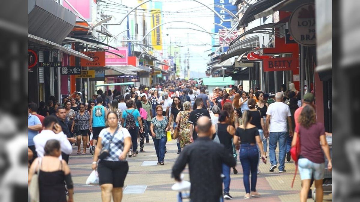 População ocupada no Comércio cresce 3,2% em 2021, mas fica abaixo do  período pré-pandemia