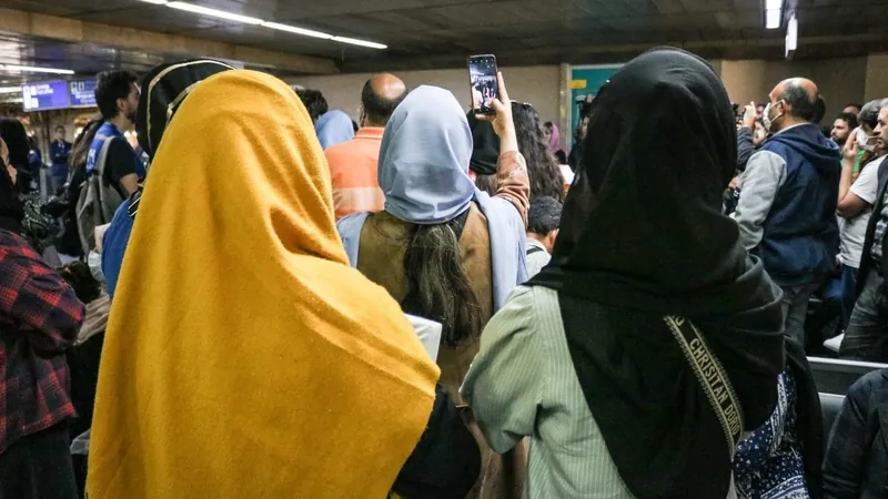 Refugiados afegãos estão em abrigo no litoral de SP, após acordo