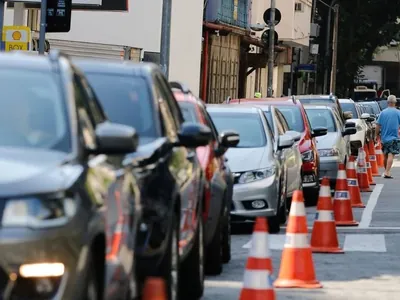 Prazo para licenciamento de veículos com placa final 1 ou 2 acaba nesta segunda-feira