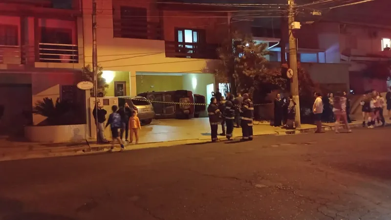 Motorista perde controle e carro invade casa de um condomínio em Valinhos