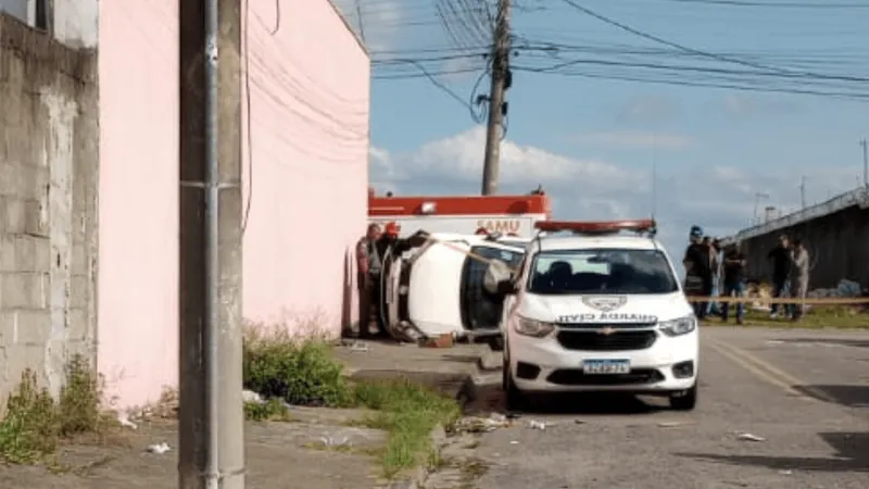 Grave acidente de trânsito deixa duas pessoas feridas em Jacareí